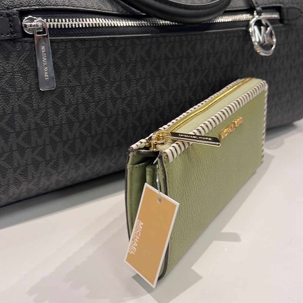 Michael Kors Jet Set Travel Large Pebble Leather Quarter-Zip Wallet
NWT - Picture 11 of 16
